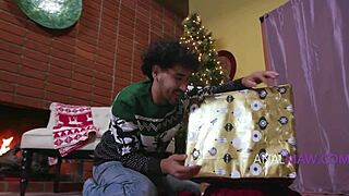 Mostohaanya megtöri a hagyományt anál karácsonyi ajándékkal mostohafiának nyers pumaként