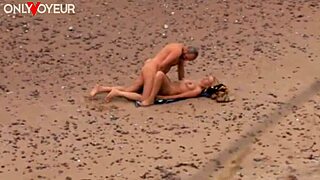 海滩偷窥者抓到老家伙操热熟女在海边