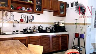 Gospodyni w pończochach gotuje nago w kuchni, dochodzi denerwując sąsiada, ojej!