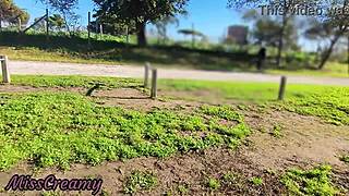 Hihetetlen! Farkat villogtat a nyilvános parkban mostohalányok segítségével!