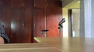 La cam becca il capo che scopa duro la segretaria! 😳