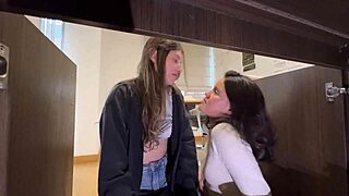 मेरी मेड की हॉट ब्लॉन्ड बॉडी पर ध्यान नहीं गया जब तक वो सफाई करते हुए झुकी नहीं!