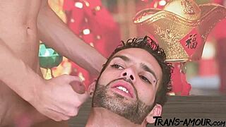 Blond shemale med store silikonpupper i rå latina-action.