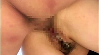 日本のフワリが激しいダブルペネトレーションでアナルクリームパイ