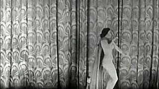 レトロショーガールたちが大胆にストリップ、ヴィンテージ風に熱く！