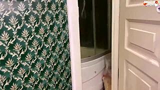 Práve chlap prichytí nevlastnú sestru na toalete pri hlbokom blowjob prekvapení?