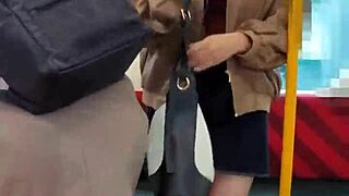 Ιαπωνικές γλυκές προκαλούν με upskirt στο τρένο