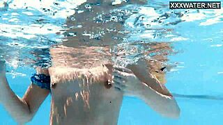 Ivi Reins Lille 18+ Russiske Krop Skinner Under Vand Ved Poolen