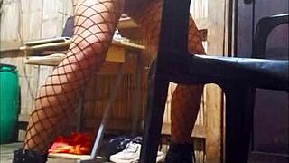 Moja žena jebe največjega moškega v mestu in uživa, medtem ko ji daje trd in hiter seks 😍