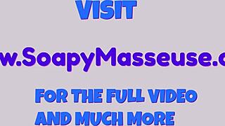 Maseuza cu săpun se dezbracă goală pentru handjob fierbinte în baie