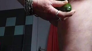 Oma stopt haar harige Duitse kut vol met een komkommer