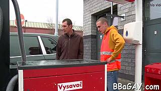 Rå gay blowjob blir till vild sex