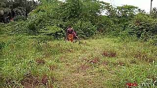 Okonkwo reitet Dorf-Slay-Queen auf dem Fahrrad für Outdoor-Spaß. Es ist ein wildes Landabenteuer!