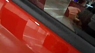 Моя жена делает минет на парковке торгового центра