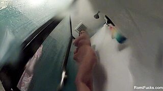 Romi Rain meztelenül zuhanyozik szóló önkielégítés jelenetben