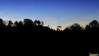 Grote tieten jonge meid wordt wild geneukt buiten in hete scène!