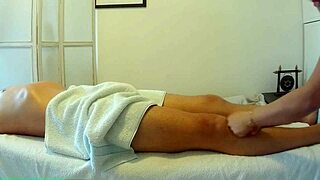 אני אוהב לתת מסאז' אסייתי אמיתי במדים עם סיום שמח משומן.