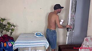 Cameriera stira mentre capo spia le sue mosse porche