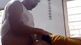 Pasangan blonde nakal sedang seks panas di dapur