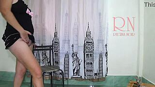 Regina Noir riisuutuu täydessä kaksoisemätin videoshow'ssa