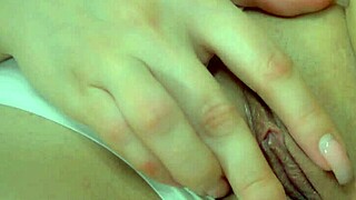 Този похотлив тип лиже путката на гаджето си, докато тя експлодира. Какво диво преживяване!