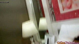 אוו, פיליפינית צעירה ומתוקה נדפקת בסרט הפורנו הראשון שלה! 🥰