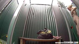 Blond MILF nieświadoma ukrytej kamery szpiegowskiej