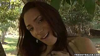 Lisasta rjavolaska šemala si drka kurca na prostem, tako vroče! 😍