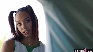 Pom-pom girl black teen Alexis Tae se fait enculer par beau-papa Charles Dera