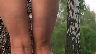 Veřejné analní dobrodružství se rozvíjí s dokonalým párem venku. Její prdel dostane divoký výstřik.