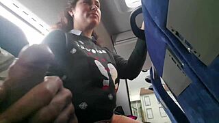 Ekshibitionist forfører MILF til bus-action