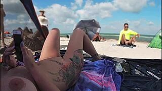 Ekshibisjonist kone mrs kiss deler naken strand pov