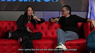 Sara Blonde baise un fan pendant que son mari cocu regarde