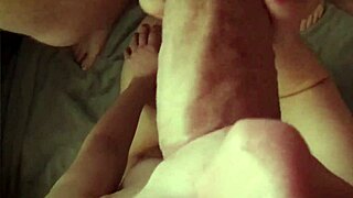 Той ме храни нежно и пълни устата ми с храна