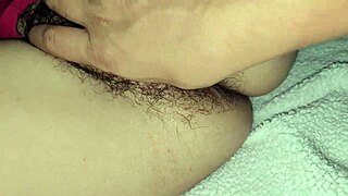 Latynoska pasierbica w mokrej i ciasnej zabawie z wytryskiem w środku