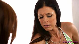 Ko oče odide, pokaže svojo obrito telo z linijo od kopalk