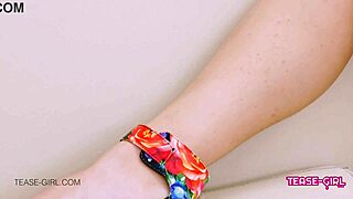 J’y crois pas, ma belle-fille ado chaude taquine son beau-père sur le canapé