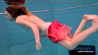 Kırmızı Elbiseyle Su Altında Sert Büyük Memelerimi Göstermeyi Severim