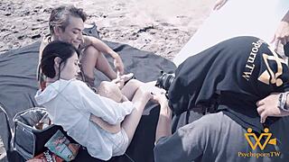 비치 후 섹스, 19살 아시안 치키랑... 비하인드 씬이 야생이야, 맨... psychoporntw가 다 갖고 있어!