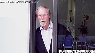 Suloinen nuori nainen saa selkäsaunaa kiimaiselta ukkelta