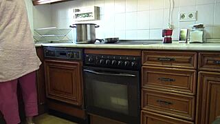 Moja dojrzała macocha pozwala mi rżnąć jej owłosioną cipkę w kuchni