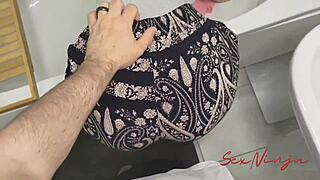 Hlúpa macocha zakliesnená v legínach jej pomôžem čurákom