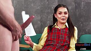 Britská CFNM voyeurka bliká upskirt ve třídě