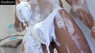 Twink abre cu apertado no chuveiro quente