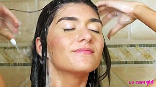 Brunette Cantik Mandi Jadi Sensual, Wah Panas Banget!