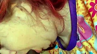 Den unge 18+ latina kone opfører sig som en luder, suger stor sort pik på kollegiet for sæd i munden