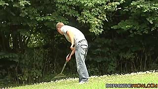 Muskulös kille Dan Jenkins får röven borrad av twinks i utomhusfyrling