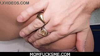 Incline-se, cougar fitness! Levando dedada na bunda grande no balcão da cozinha