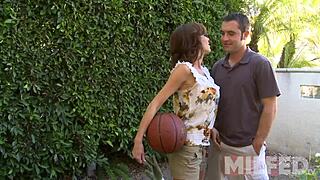 Ta noro vroča milfka prosi za cum v usta!