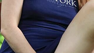 Katson seksikasta vakoilijaa kyrpäilemässä pilluaan puistossa!